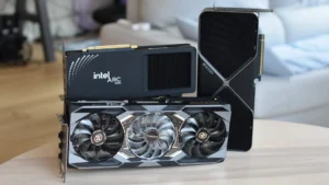 Tarjetas gráficas de Intel, NVIDIA y AMD colocadas sobre una mesa.